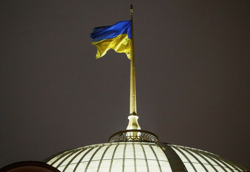 &copy; Reuters. FOTO DE ARCHIVO. Una bandera nacional ucraniana ondea sobre el edificio del parlamento (Verkhovna Rada), en Kiev, Ucrania. 26 de noviembre de 2018. REUTERS/Gleb Garanich