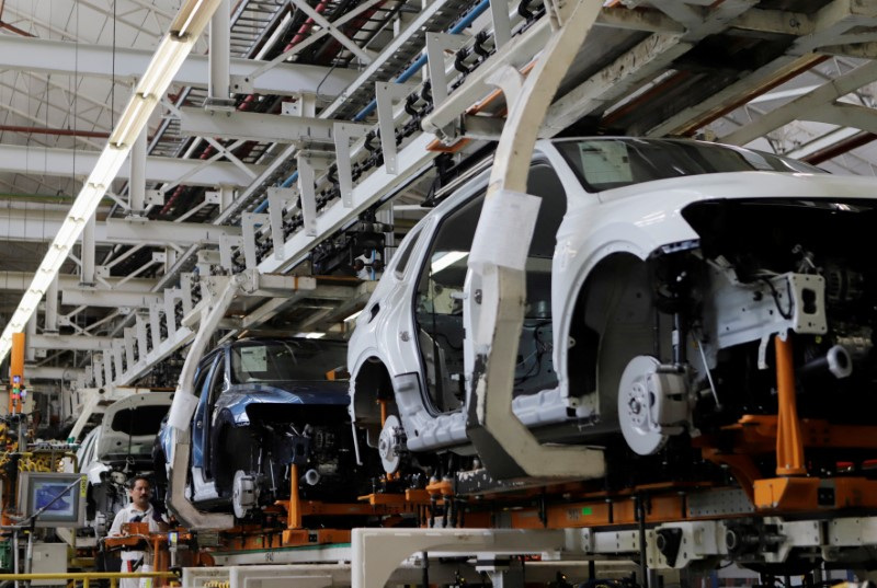 &copy; Reuters. FOTO DE ARCHIVO: Autos Volkswagen modelo Tiguan avanzan por una línea de producción en la planta de ensamblaje de la compañía en Puebla, México. 10 de julio, 2019. REUTERS/Imelda Medina/Archivo