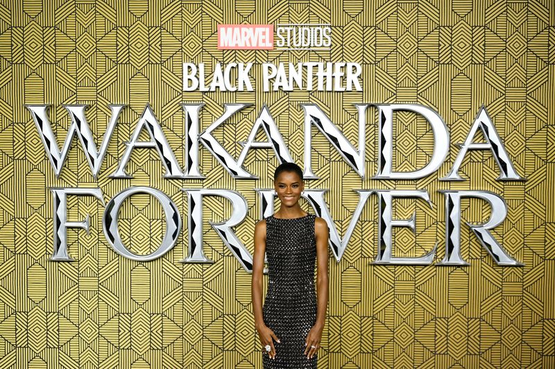 &copy; Reuters. FOTO DE ARCHIVO: La miembro del reparto Letitia Wright asiste al estreno de "Black Panther: Wakanda Forever" en Londres, Reino Unido. 3 de noviembre, 2022. REUTERS/Toby Melville/Archivo