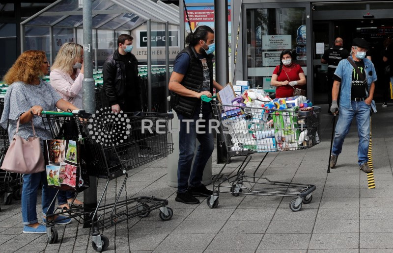 &copy; Reuters. Consumidores fazem fila em frente a shopping na cidade alemã de Weil am Rhein
15/07/2020
REUTERS/Arnd Wiegmann