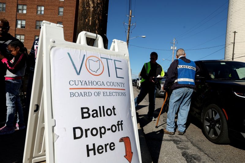 &copy; Reuters. Des gens font la queue pour voter à Cleveland, Ohio, États-Unis. /Photo prise le 6 novembre 2022/REUTERS/Shannon Stapleton