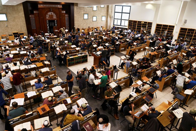 &copy; Reuters. Estudiantes leen textos judíos  en el asentamiento de Bet Eli  6 noviembre del 2022. REUTERS/Ronen Zvulun