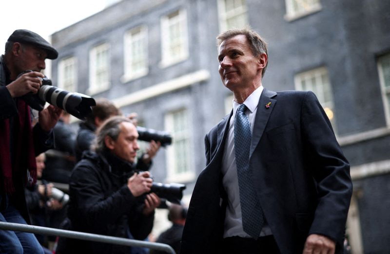 &copy; Reuters. Le ministre britannique des Finances, Jeremy Hunt, à l'extérieur du 10 Downing Street à Londres. /Photo prise le 6 novembre 2022/REUTERS/Henry Nicholls