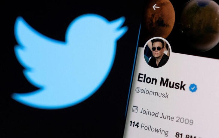 &copy; Reuters. Ilustración fotográfica con la cuenta de Twitter de Elon Musk en la pantalla de un móvil junto al logo de Twitter. 15 abril 2022. REUTERS/Dado Ruvic