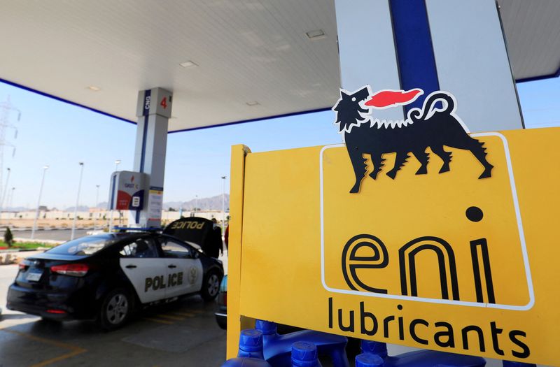 &copy; Reuters. FILE PHOTO: A police car is being filled with fuel at a gas station next to the sign of Italian energy Eni company in the Red Sea resort of Sharm el-Sheikh, Egypt February 6, 2021. Picture taken February 6, 2021. REUTERS