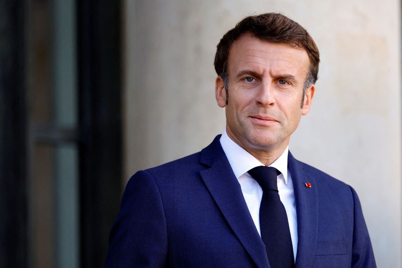&copy; Reuters. Le président français Emmanuel Macron attend l'arrivée du chancelier allemand Olaf Scholz (non vu) pour une réunion au palais de l'Élysée à Paris. /Photo prise le 26 october 2022/REUTERS/Sarah Meyssonnier