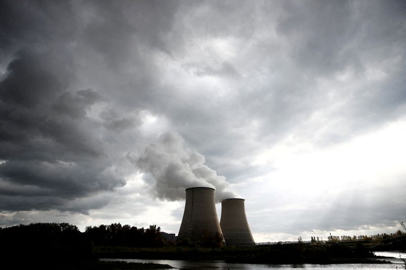 &copy; Reuters. FILE PHOTO: Steam rises from cooling towers of the Electricite de France (EDF) nuclear power plant in Belleville-sur-Loire, France October 12, 2021. REUTERS/Benoit Tessier/File Photo