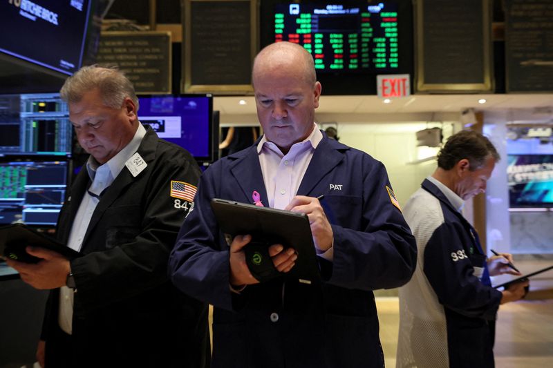 © Reuters. Traders work on the floor of the New York Stock Exchange (NYSE) in New York City, U.S., November 7, 2022. REUTERS/Brendan McDermid