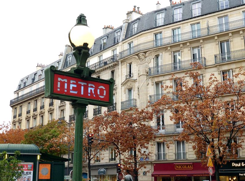 &copy; Reuters. Un panneau indiquant le métro parisien dans le centre de Paris./ Photo prise le 18 octobre 2022/Jerry Lai/USA TODAY Sports