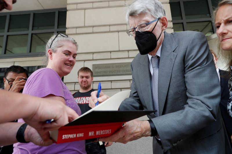 &copy; Reuters. FILE PHOTO: Novelist Stephen King gives autographs as he leaves the U.S. District Court on the day he testifies in an antitrust case against a publisher merger, in Washington, U.S., August 2, 2022. REUTERS/Tom Brenner/File Photo
