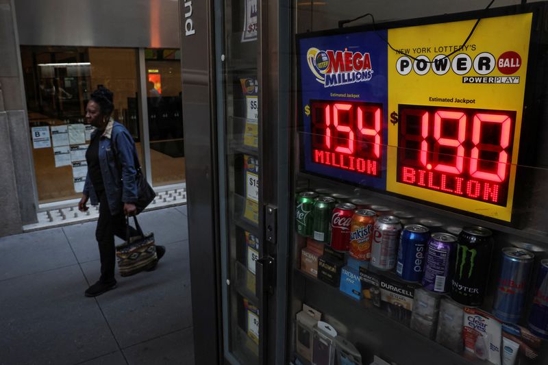 © Reuters. A screen advertises the Powerball jackpot of $1.9 billion dollars at a newsstand in New York City, U.S., November 7, 2022. REUTERS/Brendan McDermid