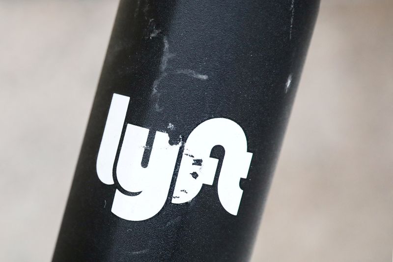 © Reuters. FILE PHOTO: The Lyft  logo is seen on a parked Lyft Scooter in Washington, U.S., March 29, 2019. REUTERS/Brendan McDermid/File Photo