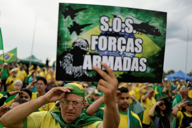 © Reuters. Manifestantes bolsonaristas protestam em frente ao Comando do Exército, em Brasília
07/11/2022
REUTERS/Ueslei Marcelino