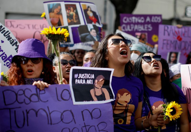 &copy; Reuters. People take part in a protest demanding justice after the death of Ariadna Fernanda Lopez, a 27-year-old woman who was found dead on a highway in Morelos state, in Mexico City, Mexico November 7, 2022. REUTERS/Raquel Cunha