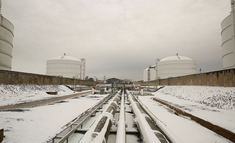 &copy; Reuters. FILE PHOTO: Snow covered transfer lines leading to storage tanks at the Dominion Cove Point Liquefied Natural Gas (LNG) terminal in Lusby, Maryland, March 18, 2014. REUTERS/Gary Cameron/File Photo