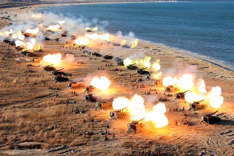 © Reuters. FILE PHOTO: A general view shows a drill by North Korean Korean People's Army (KPA) artillery units on the front in this image released by North Korea's Korean Central News Agency (KCNA) in Pyongyang December 2, 2016. KCNA/ via REUTERS