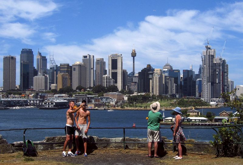 &copy; Reuters. FILE PHOTO: Tourists take photographs as they look from a nature reserve at the central business district of Sydney, Australia March 6, 2016.   REUTERS/David Gray
