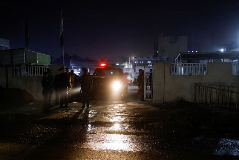 © Reuters. قوات الأمن العراقية تقف خارج مستشفى حيث يرقد جثمان مواطن أمريكي قتل في بغداد يوم الاثنين. تصوير: أحمد سعد - رويترز.