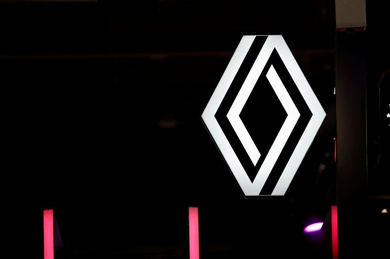 &copy; Reuters. Un logo sur l'espace d'exposition de Renault lors de la conférence Viva Technology dédiée à l'innovation et aux startups au parc des expositions de la Porte de Versailles à Paris, France. /Photo prise le 15 juin 2022/REUTERS/Benoit Tessier