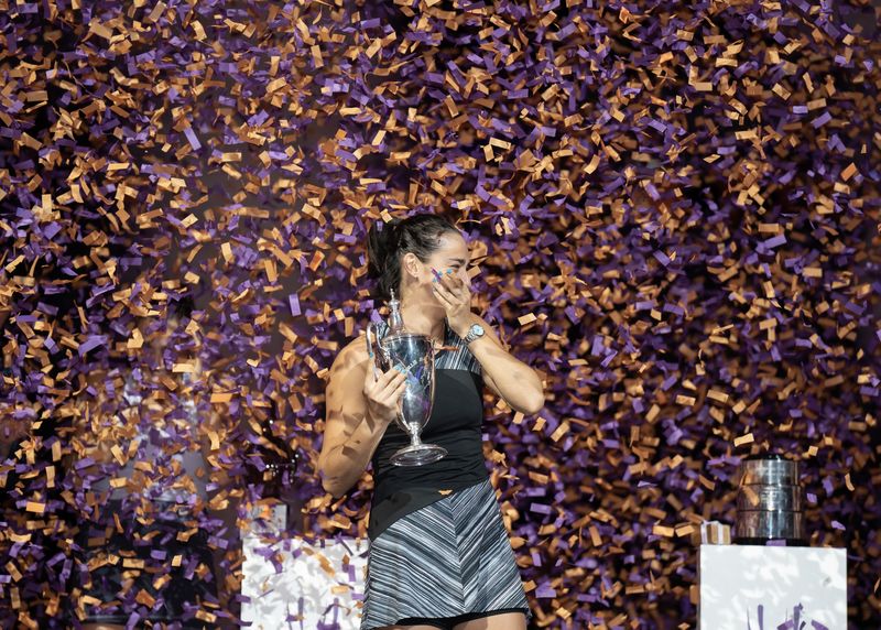 © Reuters. Nov 7, 2022; Forth Worth, TX, USA; Caroline Garcia (FRA) poses with the trophy in the confetti after winning the WTA Finals in singles after defeating Aryna Sabalenka on day eight of the WTA Finals at Dickies Arena.