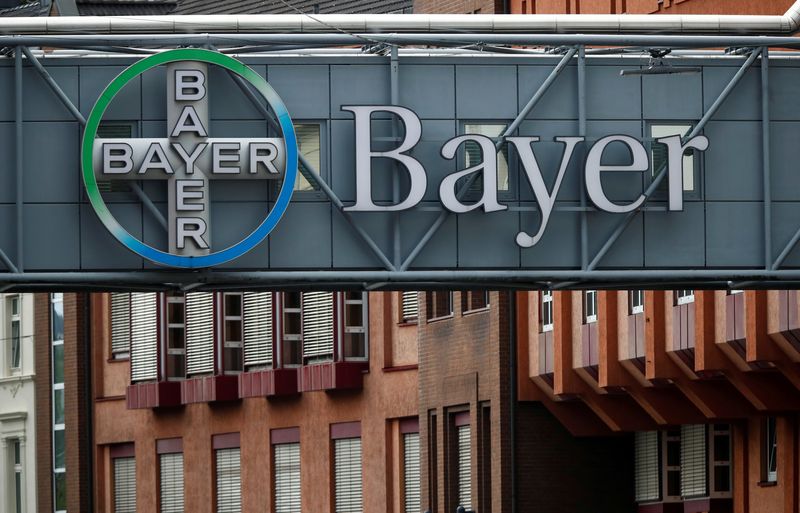 &copy; Reuters. FOTO DE ARCHIVO: El logotipo de Bayer en un puente en Wuppertal, Alemania, el 9 de agpstp de 2019. REUTERS/Wolfgang Rattay
