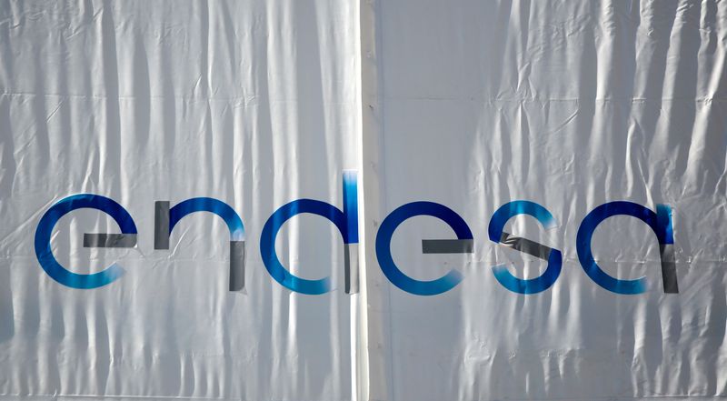 &copy; Reuters. FOTO DE ARCHIVO: El logotipo de la compañía eléctrica española Endesa en una pancarta en su sede en Madrid, España, 26 de abril de 2016. REUTERS/Andrea Comas