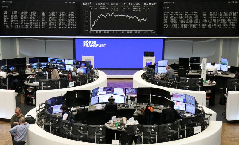 &copy; Reuters. Le graphique de l'indice boursier allemand DAX est photographié à la bourse de Francfort. /Photo prise le 7 novembre 2022/REUTERS/Staff
