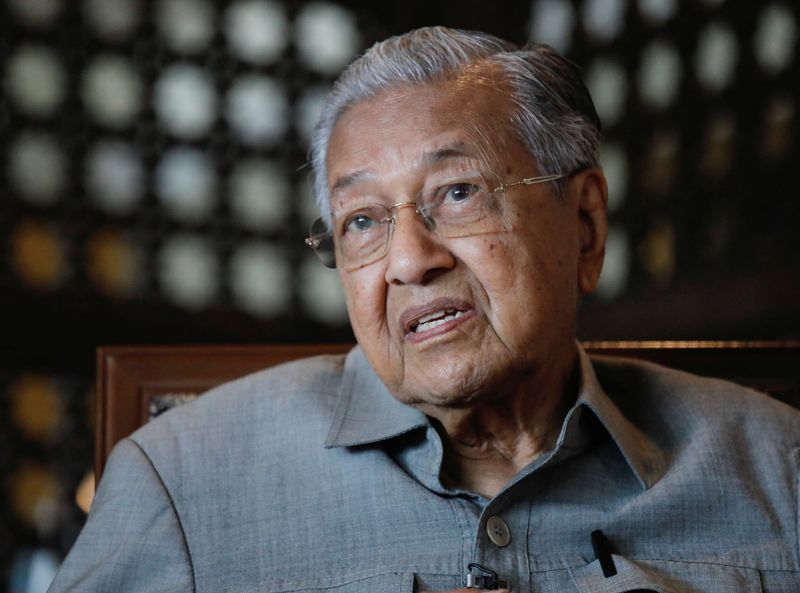 &copy; Reuters. Former Malaysian Prime Minister Mahathir Mohamad speaks during an interview with Reuters in Putrajaya, Malaysia November 8, 2022. REUTERS/Hasnoor Hussain