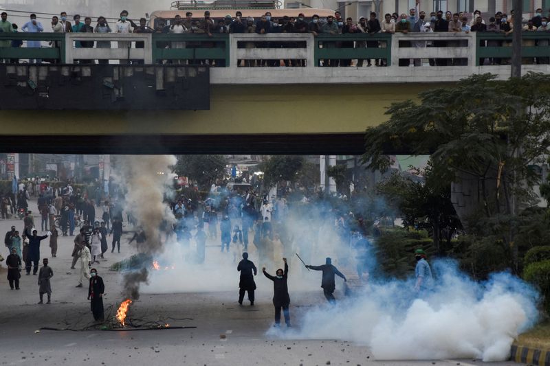 &copy; Reuters. الشرطة تستخدم غاز مسيل للدموع لتفريق المتظاهرين خلال احتجاجات تم تنظيمها من قبل رئيس الوزراء الباكستاني السابق عمران خان في مدينة وزير ابا