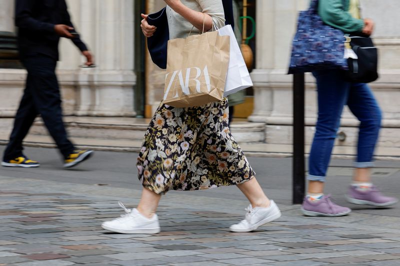 &copy; Reuters. FILE PHOTO: A shopper carries shopping bags as she walks on a street in Paris, France, June 10, 2022. REUTERS/Sarah Meyssonnier/File Photo