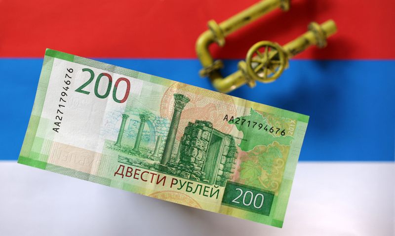&copy; Reuters. FILE PHOTO: A model of a natural gas pipeline and a Rouble banknote are placed on a Russian flag in this illustration taken September 7, 2022. REUTERS/Dado Ruvic/Illustration/File Photo