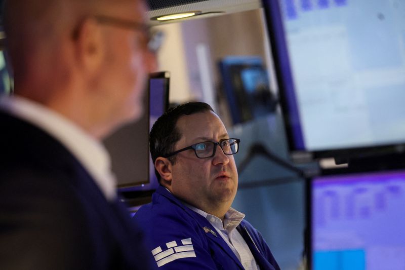 © Reuters. Traders work on the floor of the New York Stock Exchange (NYSE) in New York City, U.S., November 7, 2022. REUTERS/Brendan McDermid