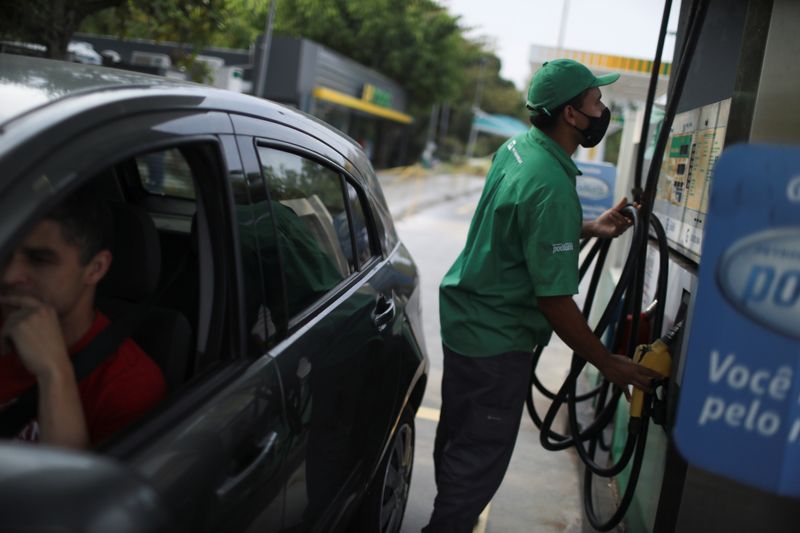 &copy; Reuters. Frentista atende cliente em posto de gasolina no Rio de Janeiro
09/09/2021
REUTERS/Pilar Olivares