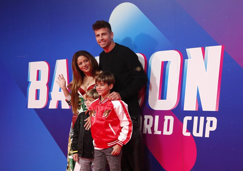 &copy; Reuters. El jugador del FC Barcelona Gerard Piqué con la cantante Shakira y sus hijos llegan a la Copa del Mundo de Globos en Tarragona, España, 14 de octubre de 2021. REUTERS/Albert Gea