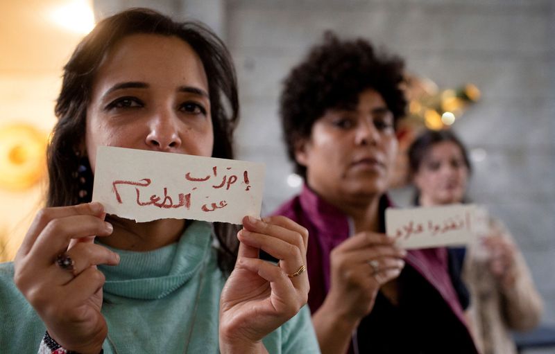 &copy; Reuters. La journaliste égyptienne Mona Selim tient une pancarte sur laquelle on peut lire "Grève de la faim" alors qu'elle participe à un sit-in à l'intérieur du Syndicat du journalisme pour demander la libération du militant égypto-britannique Alaa Abd el