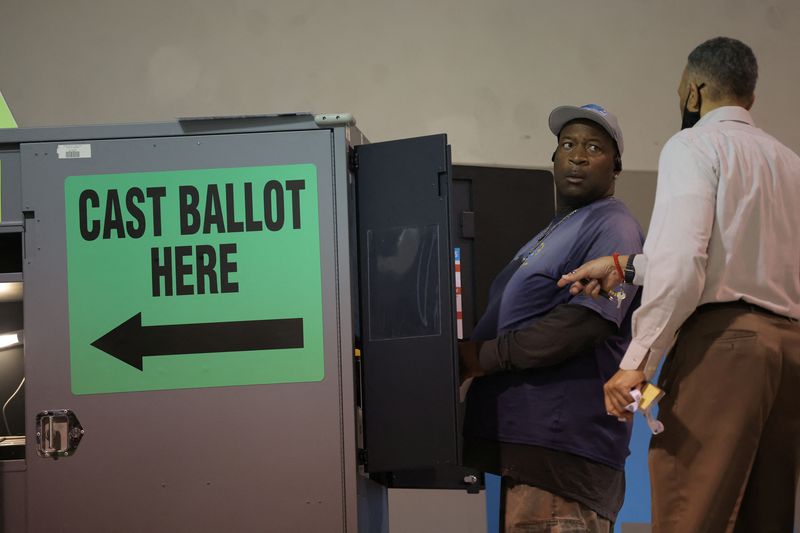 &copy; Reuters. Eleitor vota nas eleições legislativas de meio de mandato dos EUA em Austell, no Estado da Geórgia
08/11/2022 REUTERS/Carlos Barria