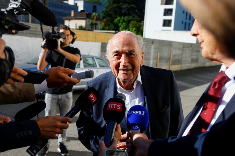 © Reuters. Ex-presidente da Fifa Joseph Blatter fala com jornalistas em frente a tribunal em Bellinzona, na Suíça
09/06/2022 REUTERS/Arnd Wiegmann