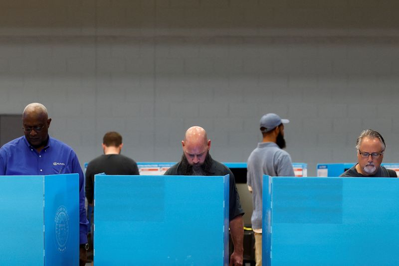 © Reuters. Suburban Atlanta voters in Gwinnett County vote in midterm and statewide elections at Lucky Shoals Park in Norcross, Georgia, U.S. November 8, 2022.  REUTERS/Jonathan Ernst