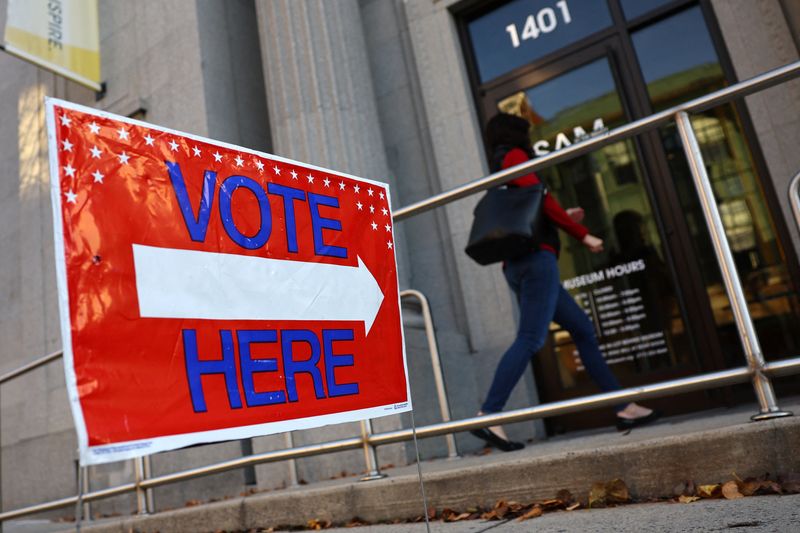 © Reuters. A voter enters a polling station to cast her ballot in the 2022 U.S. midterm election in dowtown Harrisburg, Pennsylvania, U.S., November 8, 2022. REUTERS/Mike Segar