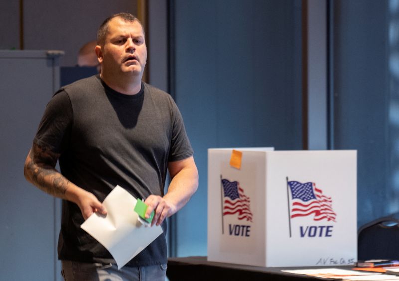 © Reuters. A man holds his ballot after voting in midterm elections at the Center for Civil and Human Rights in Atlanta, Georgia, U.S., November 8, 2022. REUTERS/Bob Strong