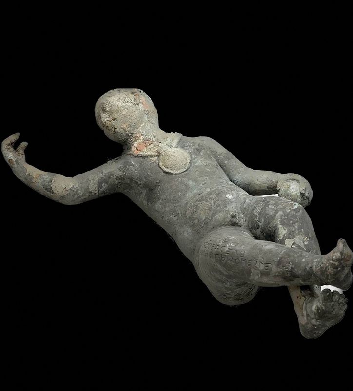 &copy; Reuters. Una statua di bronzo scoperta a San Casciano dei Bagni. 8 novembre 2022. Ministero della Cultura/Handout via REUTERS
