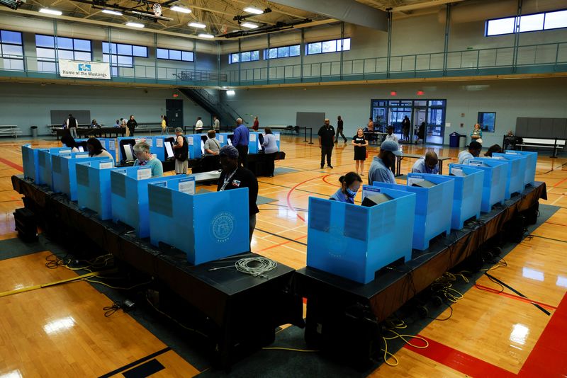 © Reuters. Suburban Atlanta voters in Gwinnett County vote in midterm and statewide elections at Lucky Shoals Park in Norcross, Georgia, U.S. November 8, 2022.  REUTERS/Jonathan Ernst