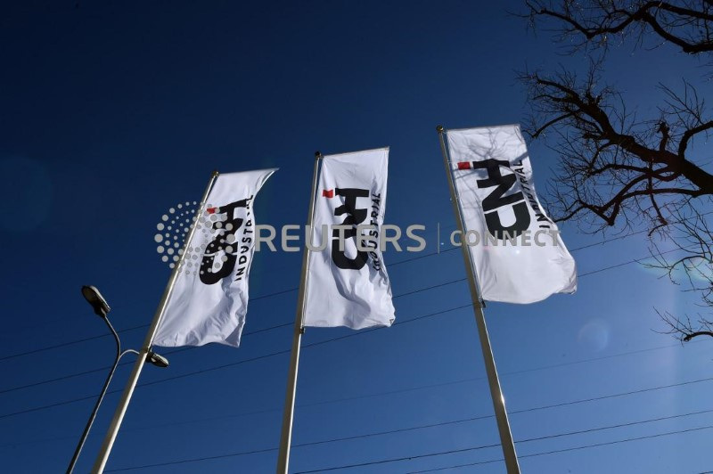 &copy; Reuters. Bandiere con il logo di Cnh Industrial all'esterno dell'edificio di Cnh Industrial a Torino, Italia, 5 febbraio 2020. REUTERS/ Massimo Pinca/File Photo