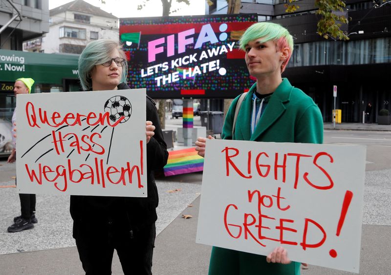 &copy; Reuters. Participantes muestran pancartas mientras las asociaciones LGBT+ protestan frente al Museo del Fútbol Mundial de la FIFA, ya que Qatar está preparado para albergar la Copa del Mundo de 2022, en Zúrich, Suiza, el 8 de noviembre2022. REUTERS/Arnd Wiegman
