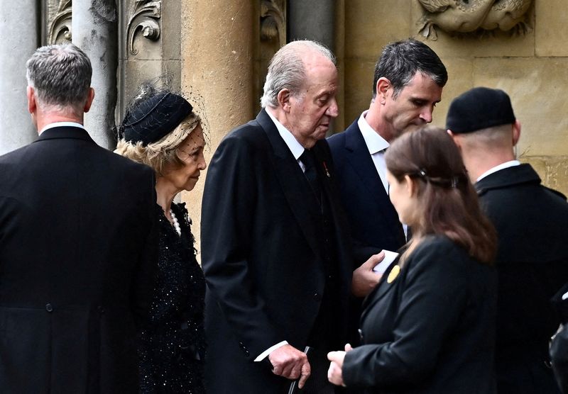 &copy; Reuters. FOTO DE ARCHIVO. El rey emérito Juan Carlos y la reina Sofía de España llegan a ocupar sus asientos dentro de la Abadía de Westminster durante el funeral de la reina británica Isabel II en Londres, Reino Unido. 19 de septiembre de 20222. Marco Bertor