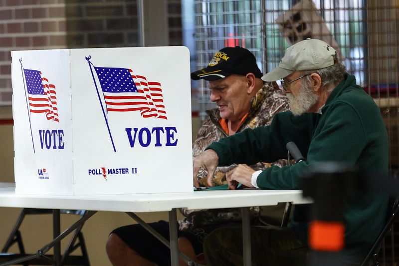 &copy; Reuters. Votantes rellenan papeletas en un colegio electoral durante las elecciones de mitad de mandato de 2022 en el centro de Harrisburg, Pensilvania, Estados Unidos. 8 de noviembre, 2022. REUTERS/Mike Segar