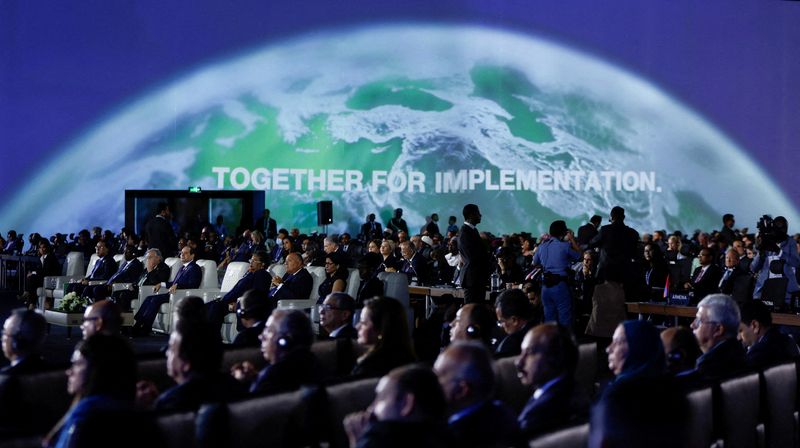 © Reuters. FILE PHOTO: Secretary-General of the United Nations Antonio Guterres, Egyptian President Abdel Fattah al-Sisi and others attend the COP27 climate summit in Sharm el-Sheikh, Egypt November 7, 2022. REUTERS/Mohammed Salem/File Photo