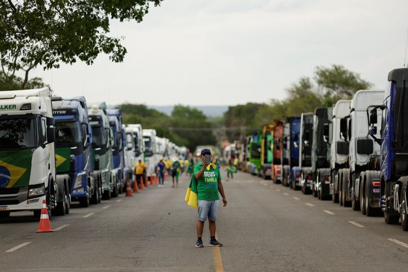 &copy; Reuters. Apoiador de Bolsonaro entre caminhões em protesto que pede um golpe militar em Brasília
7/11/2022
Ueslei Marcelino/Reuters