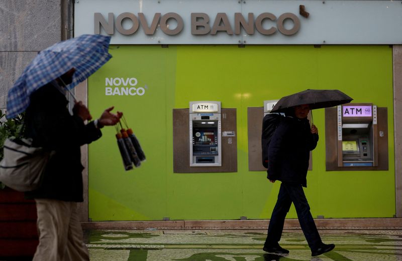 &copy; Reuters. FILE PHOTO: A man sells umbrellas near ATM machines of a Novo Banco branch in downtown Lisbon, Portugal April 10, 2018. Picture taken April 10, 2018. REUTERS/Rafael Marchante/File Photo