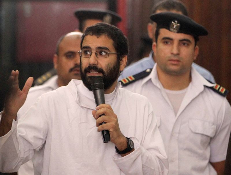 © Reuters. FILE PHOTO: Activist Alaa Abd el-Fattah speaks in front of a judge at a court during his trial in Cairo, November 11, 2014. REUTERS/Al Youm Al Saabi Newspaper 
